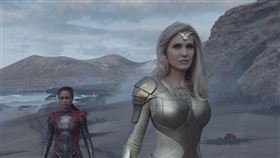  《永恆族》安潔莉娜裘莉、馬東石。（圖／迪士尼提供）