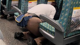 高鐵乘務員跪地「一排一排道歉」（圖／翻攝自爆廢公社臉書）