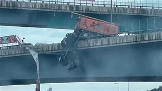 貨車撞護欄「斷頭」　駕駛懸空受困