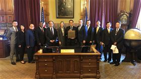 愛荷華州議會成立友台連線  姜森見證美國愛荷華州參眾議會5日成立「友台連線」，駐芝加哥辦事處長姜森（右6）與愛州州長雷諾茲（左6）、副州長葛瑞格（右5）共同見證。（駐芝加哥辦事處提供）中央社記者尹俊傑紐約傳真  110年11月8日