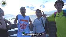 出外景騎車沒戴安全帽！浩子轉頭傻眼　網友批「觀感不佳」。（圖／翻攝《鬧著玩》YouTube頻道）