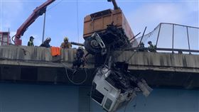 國道1號彰化路段，自撞護欄，車頭斷，垂在橋樑邊，車流回堵2公里 