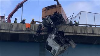 撞破國道護欄斷兩截　駕駛驚恐卡半空