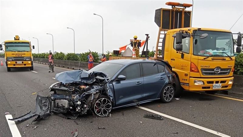 國1下營匝道4車連撞　轎車頭全爛了