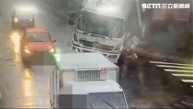 台北市士林區仰德大道二段今天上午近7時發生連環車禍，33歲陳男所駕大貨車下山時突然衝撞同向另1輛小貨車。翻攝畫面