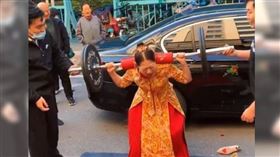 ▲新娘遭親友惡整，被要求舉槓鈴深蹲。（圖／翻攝自網路）
