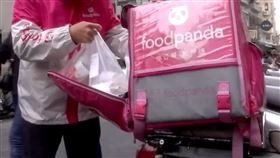 外送員遭減薪20％!  業者:配合政府指導,取餐,示意圖