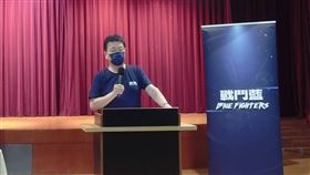 趙少康今（8）天舉辦記者會介紹「戰鬥藍」小物及討論解決防疫旅館不足問題（圖／截自趙少康臉書直播）