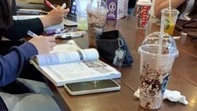 星巴克變圖書館。（圖／翻攝自爆廢公社二館）