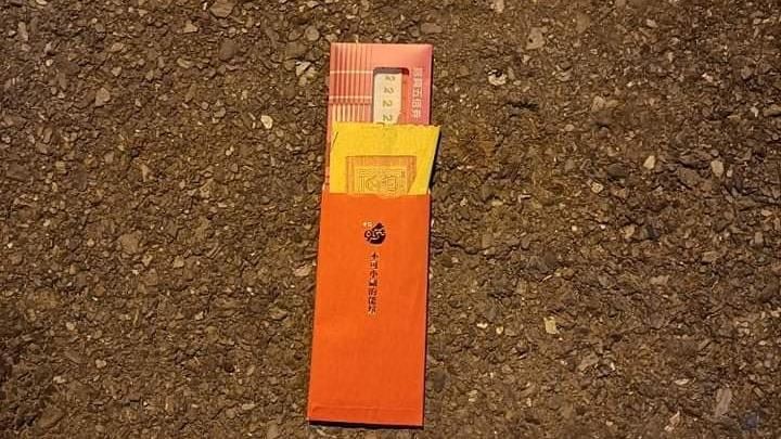 路邊五倍券+冥紙紅包　網勸失業男撿