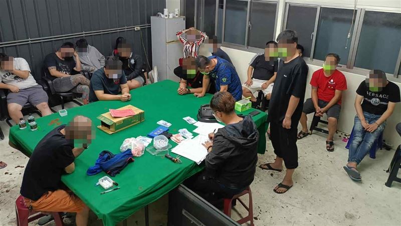 眾賭客見警衝後門烙跑　門一開全傻眼