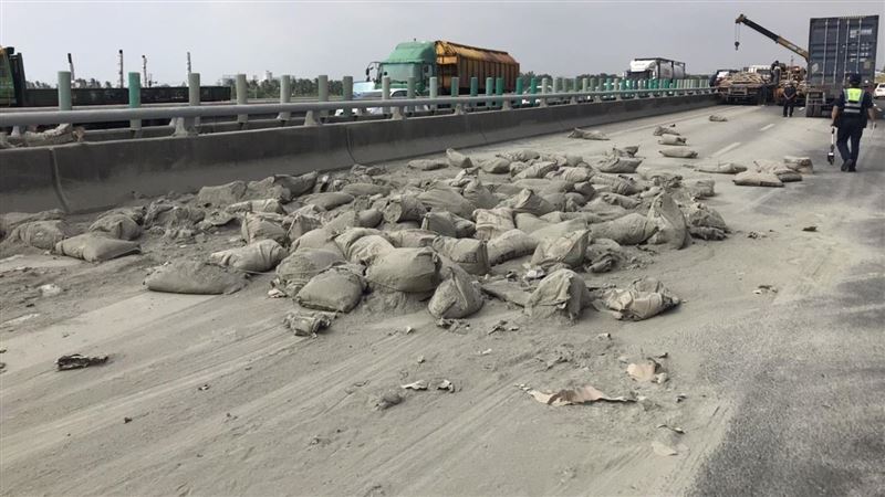 國道車禍水泥包掉落　封鎖2車道清理