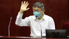 柯文哲議會備詢  與議員言詞交鋒台北市長柯文哲（圖）5日列席市議會進行市政總質詢，在基隆捷運、社會住宅、重陽敬老金等多項議題上與國民黨籍議員言詞交鋒。中央社記者張皓安攝  110年11月5日