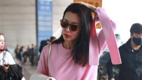 ▲李冰冰在機場被網友拍到素顏模樣，與過去在機場的相片對照。（圖／翻攝自微信）