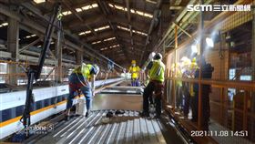 台鐵最美區間車漏水，經拆卸空調機後發現係空調機的蒸發器集水盤排水孔堵塞，造成冷凝水無法排出，當車輛搖晃時，冷凝水溢出到車廂回風口再流到車廂內。 台鐵提供