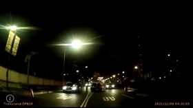 ▲北市保安大隊員警執行酒駕臨檢，在UBer上查到男乘客持有折疊刀和K他命毒品。不過法官勘驗密錄器，發現員警1個動作，裁定搜索違法，把人當庭釋放。（圖／翻攝畫面）