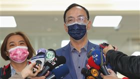 朱立倫下戰帖  邀蔡總統辯論公投議題國民黨主席朱立倫（右）8日在松山機場搭機前受訪，向總統蔡英文下戰帖，邀蔡總統一起辯論公投議題。他說，蔡總統既然認為公投是全民大家一起來，那作為民進黨主席，就不要躲在讀稿機之後，一起來辯論。中央社記者謝佳璋攝  110年11月8日