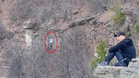 懸崖美照驚見「懸空人影」一比對失蹤山友傻了…衣物都一樣（圖／翻攝自 Reddit）