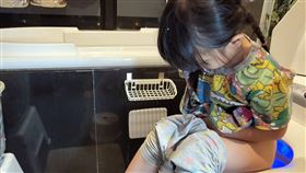 陳亮君醫師建議，孩子上廁所時，嚴禁邊玩玩具、平板與智慧型手機等會分心的物品影響（圖／台北醫院提供）
