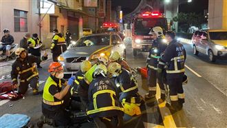 轎車切換車道撞機車！女受困車底命危