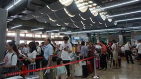 疫情影響金門小三通  至今尚未復航金門縣政府18日表示，從小三通開通後，2019年年中已突破2000萬人次旅客，對金門觀光產業及經濟有很大幫助，但因COVID-19疫情影響，小三通自2020年2月10日起停航後，目前尚未復航。圖為往年小三通旅客入境金門盛況。（金門縣政府提供）中央社記者黃慧敏傳真  110年9月18日