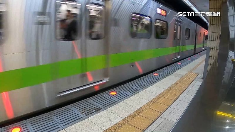 「最美區間車」漏水　台鐵拆車體檢修