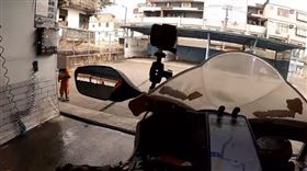 女網友指出小孩的家長就在旁邊，卻對小孩的舉動無動於衷。（圖／翻攝自爆料公社）