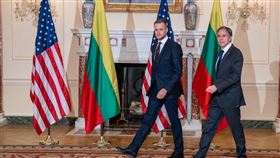 美國務卿會晤立陶宛外長 對抗中國脅迫捍衛民主立陶宛外交部長藍斯柏吉斯（左）15日在華府與美國國務卿布林肯（右）會晤。布林肯在閉門會議前表示，立美兩國在共同防禦安全上團結一致，對抗中國經濟脅迫，也堅定捍衛民主。（美國國務院提供）中央社記者徐薇婷華盛頓傳真 110年9月16日