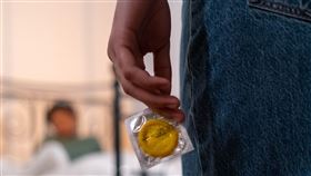 李男與妻子好友外遇，買保險套發票，女兒發現 (圖/Pexels)