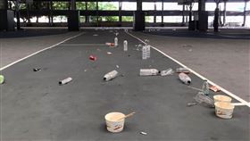 高雄青年籃球場，充滿垃圾。（圖／翻攝自爆怨公社）