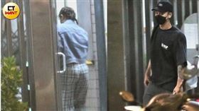 芮德熟門熟路進入高爾宣家社區（左），約五小時後，高爾宣走出家門口。（圖／本刊攝影組）