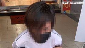 台北市邱男裝熟引誘老婦開門後搜刮財物。（圖／翻攝畫面）