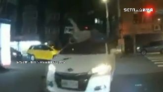 路口打結小黃後退淨空　下秒悲劇發生