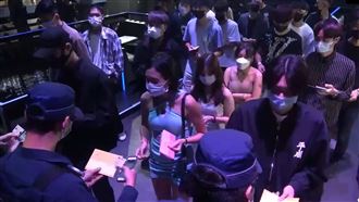 台中夜店首復業　辣妹不畏低溫露半球