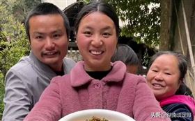 中國美食自媒體「牛愛芳的小春花」人設崩壞翻車。（圖／翻攝自微博）