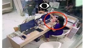 護理師在找錢時，遭對方辱罵，更被鈔票砸臉。（圖／翻攝自爆料公社）