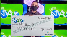 ▲加拿大波普爾中了超級大樂透。（圖／翻攝自LOTTO MAX推特）