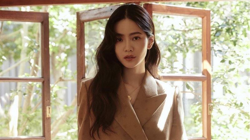 曾之喬池畔曬美尻　泳裝外洩美麗小花