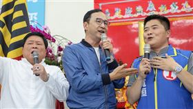 ▲顏寬恒（右）與朱立倫（中）合唱，顏清標（左）同樂。（圖／朱立倫辦公室提供）