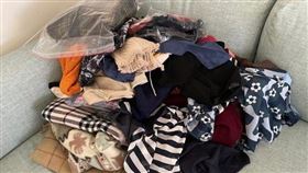 婆婆狂送舊衣，數量多到堆滿沙發。（圖／翻攝自《Dcard》）