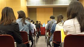 調查發現，台灣產業重心之一的電子資訊業，較其他產業更要求求職者具備精通的英語能力（圖／忠欣公司提供）