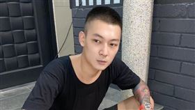 直播網紅鳳梨（吳泓逸）小時候照片嚇壞粉絲/IG