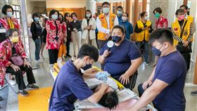 永信社會福利基金會，今日與國際職業婦女協會大台中分會暨大里友誠獅子會，共同舉辦弱勢家庭免費到宅沐浴活動。（圖／永信基金會提供）