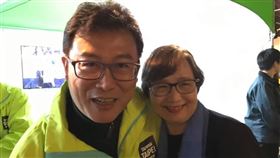 姚文智9日晚間在臉書貼出一張他跟鄭南榕遺孀、台灣觀光協會會長葉菊蘭合照，同時曝光拍攝鄭南榕（Nylon)電影的構想以及進度。（圖/翻攝自姚文智臉書）