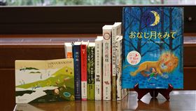 TAIWAN BOOKSTAR小冊美  指引日人讀台灣書為日本讀者導覽台灣書籍的入門指南「2021 TAIWAN BOOKSTAR」日文小冊（左下）出爐，這是透過書店職人精選18本台灣日譯書籍做介紹，備受好評。中央社記者楊明珠東京攝 110年11月9日