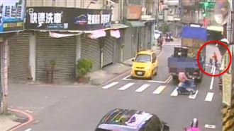 8旬翁過馬路　大貨車起步沒看見輾斃