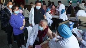 中國疫苗完整接種率7成6  專家：有必要打第3劑截至5日，中國COVID-19疫苗完整接種率已達76%。抗疫專家鍾南山說，疫苗保護作用約半年左右，打第3劑很有必要。圖為11月2日，山西太原醫護人員正在接種第3劑。（中新社提供）中央社  110年11月6日