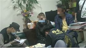 蔡男及蘇菲家中查獲帳冊等多項證物。（圖／翻攝畫面）