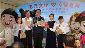 ▲靜思書軒營運長蔡青兒(右二)代表靜思書軒捐贈祝福禮福袋予移民署第一線防疫人員慰問辛勞。(右三為移民署北區事務大隊林澤謙大隊長、左一為臺北市服務站蘇慧雯主任)（圖／移民署提供）