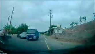 險遭逆向貨車撞　人夫驚見畫面瞬崩潰